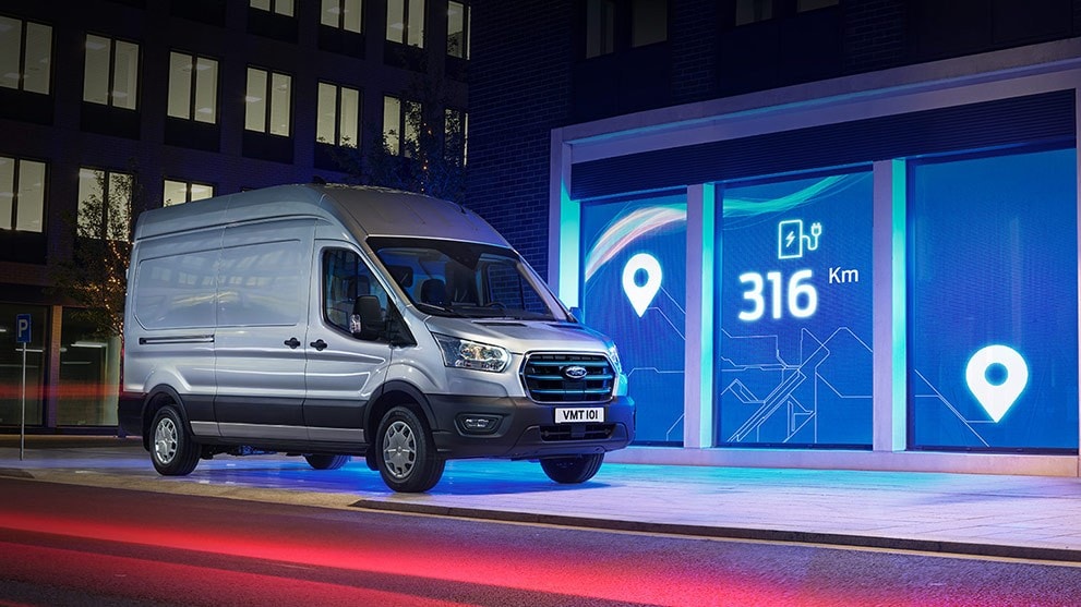 Ford E-Transit Kastenwagen in Silber. Dreiviertelansicht von vorne, Illustration 