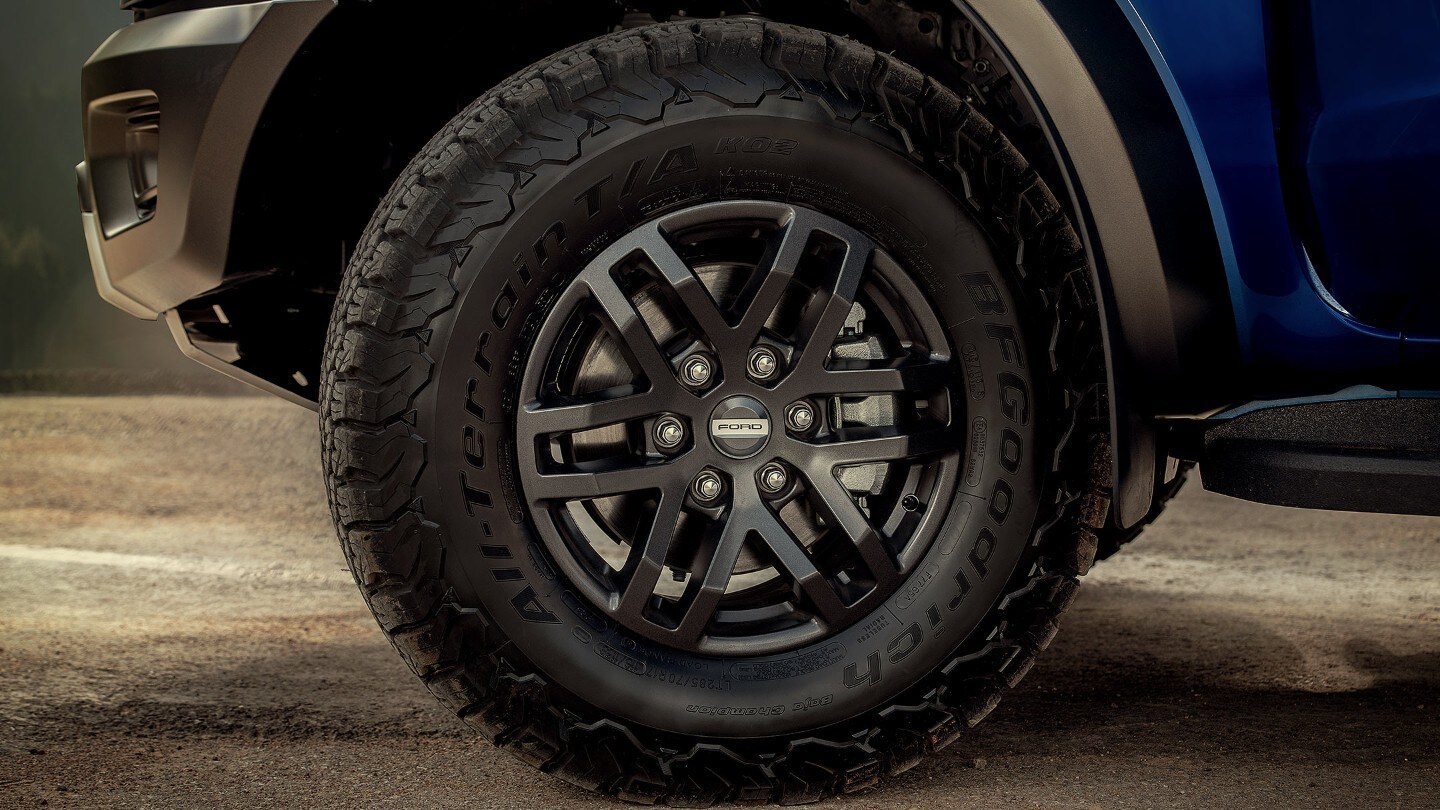 Ford Ranger in Blau. Leichtmetallrad im Detail