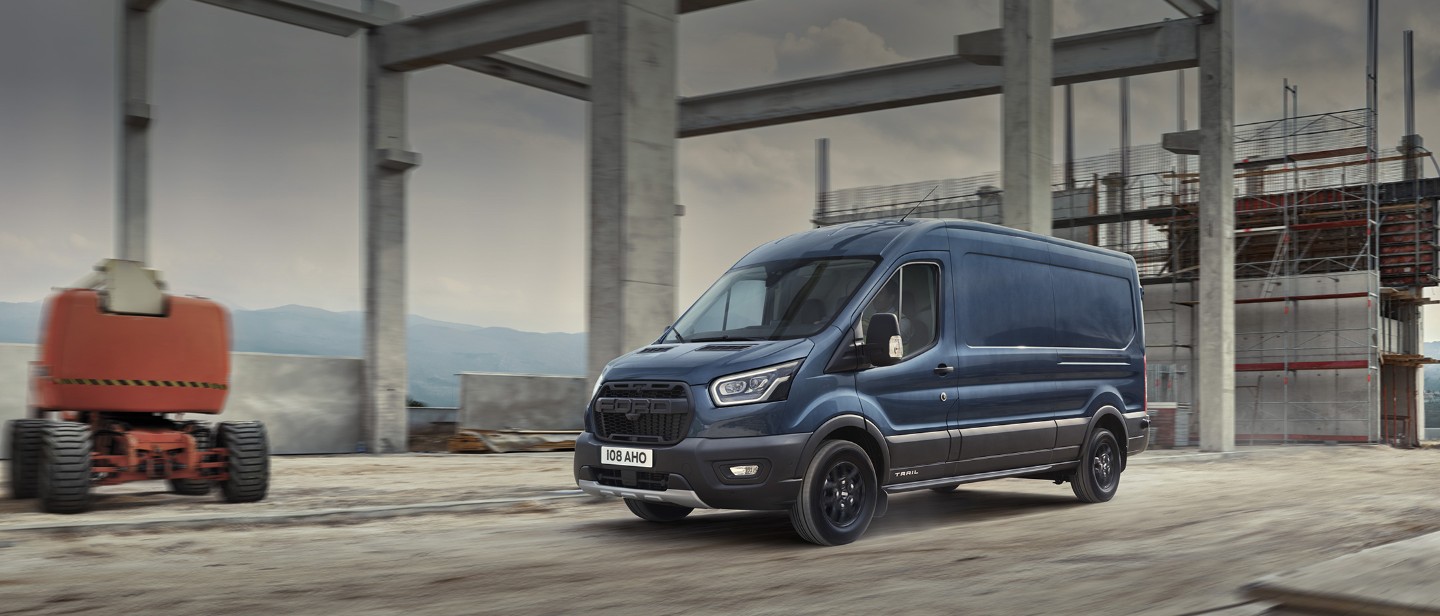 Ford Transit Kastenwagen Trail in Blau. Dreiviertelansicht, fahrend auf einer Baustelle