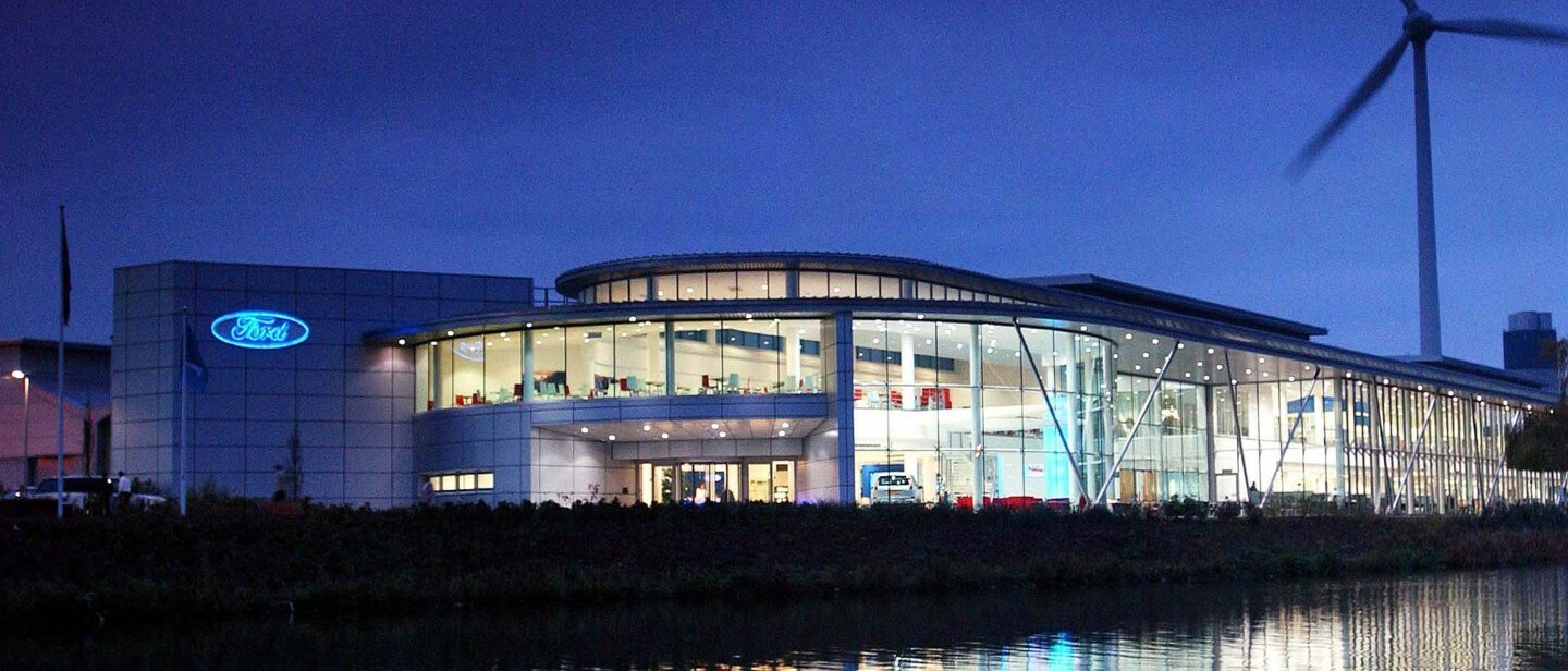 Beleuchtetes Ford Gebäude bei Nacht.