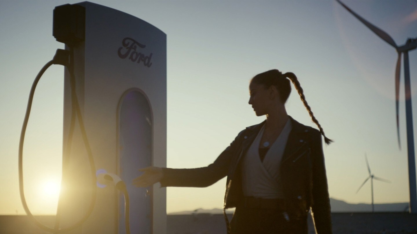 Lexie Limitless an einer Ford Ladestation.