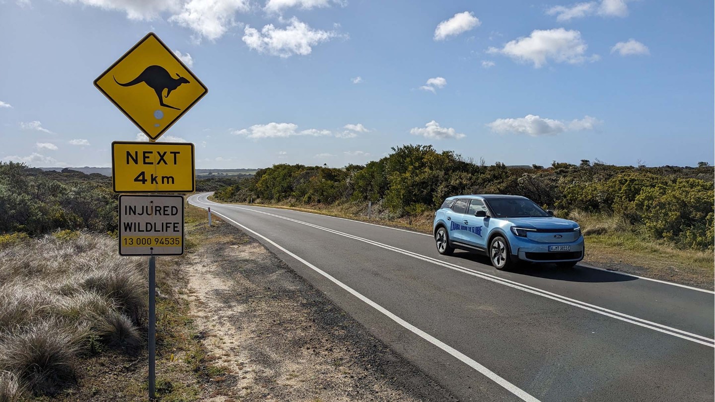 Lexie und der Ford Explorer entlang der Great Ocean Road.