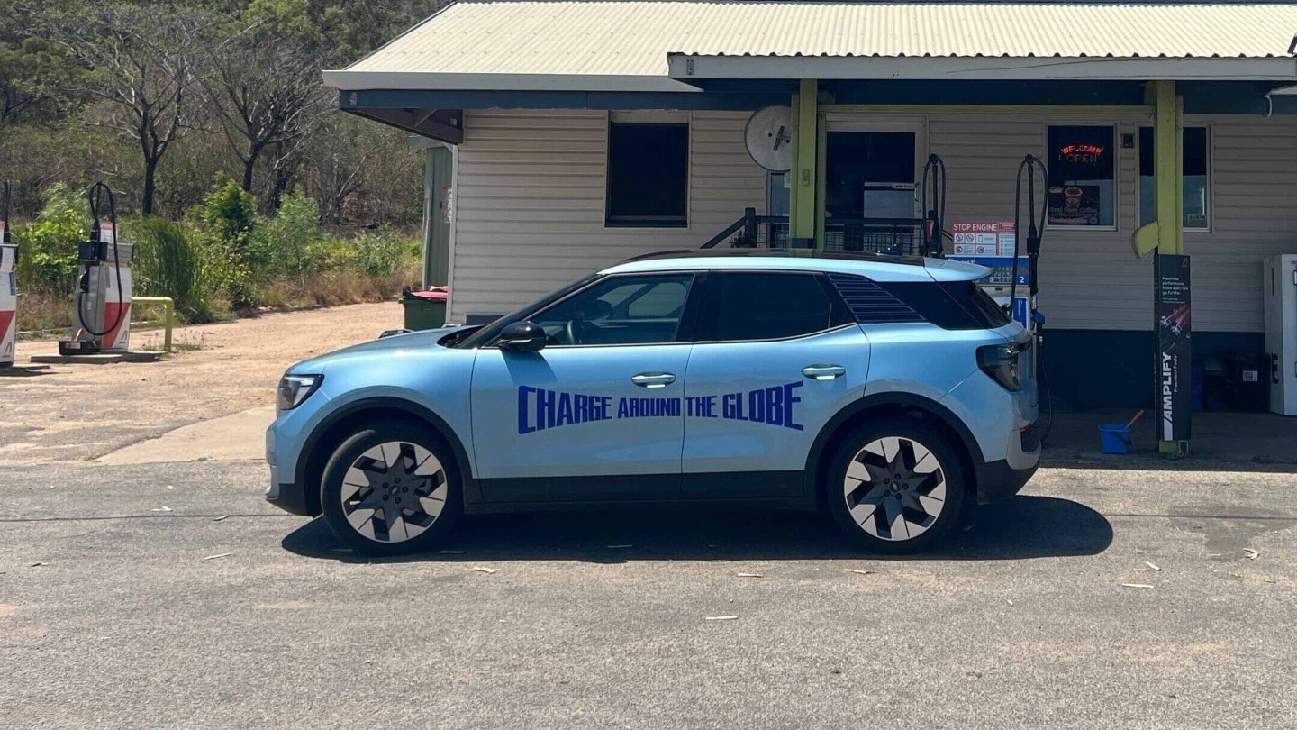 Der vollelektrische Ford Explorer in Blau. Seitenansicht, parkend vor einem Gemischtwarenladen in Inkerman. 