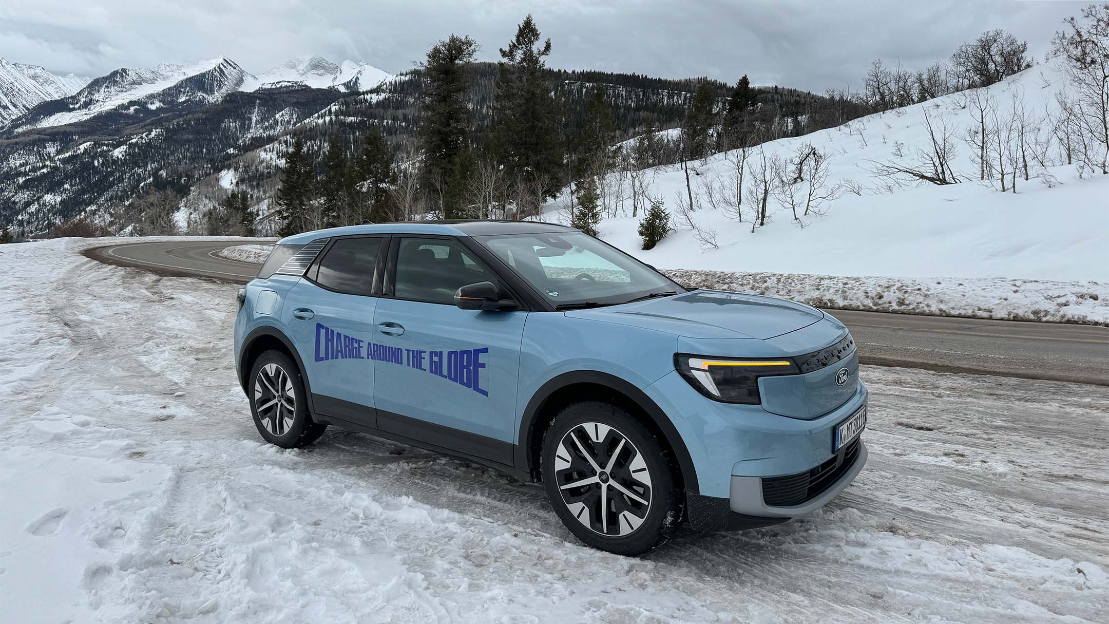 Vollelektrischer Ford Explorer in Blau. Dreiviertelansicht, auf einer vereisten Straße.