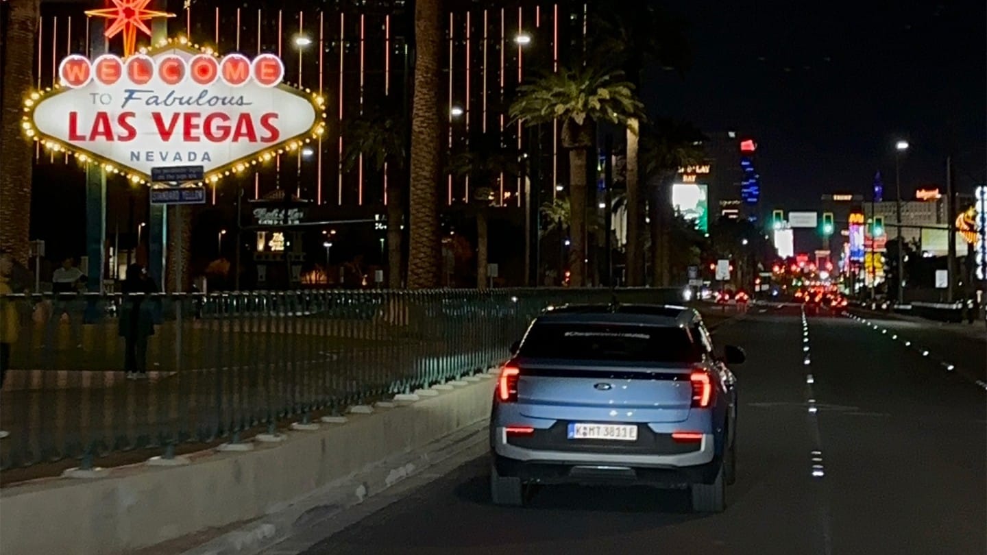 Vollelektrischer Ford Explorer in Blau. Heckansicht, fährt auf einer Straße in Las Vegas.