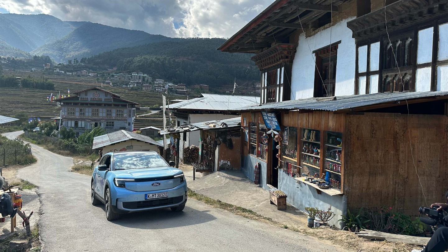 Der elektrische Ford Explorer vor der magischen Kulisse Bhutans - ein perfekter Foto-Moment!