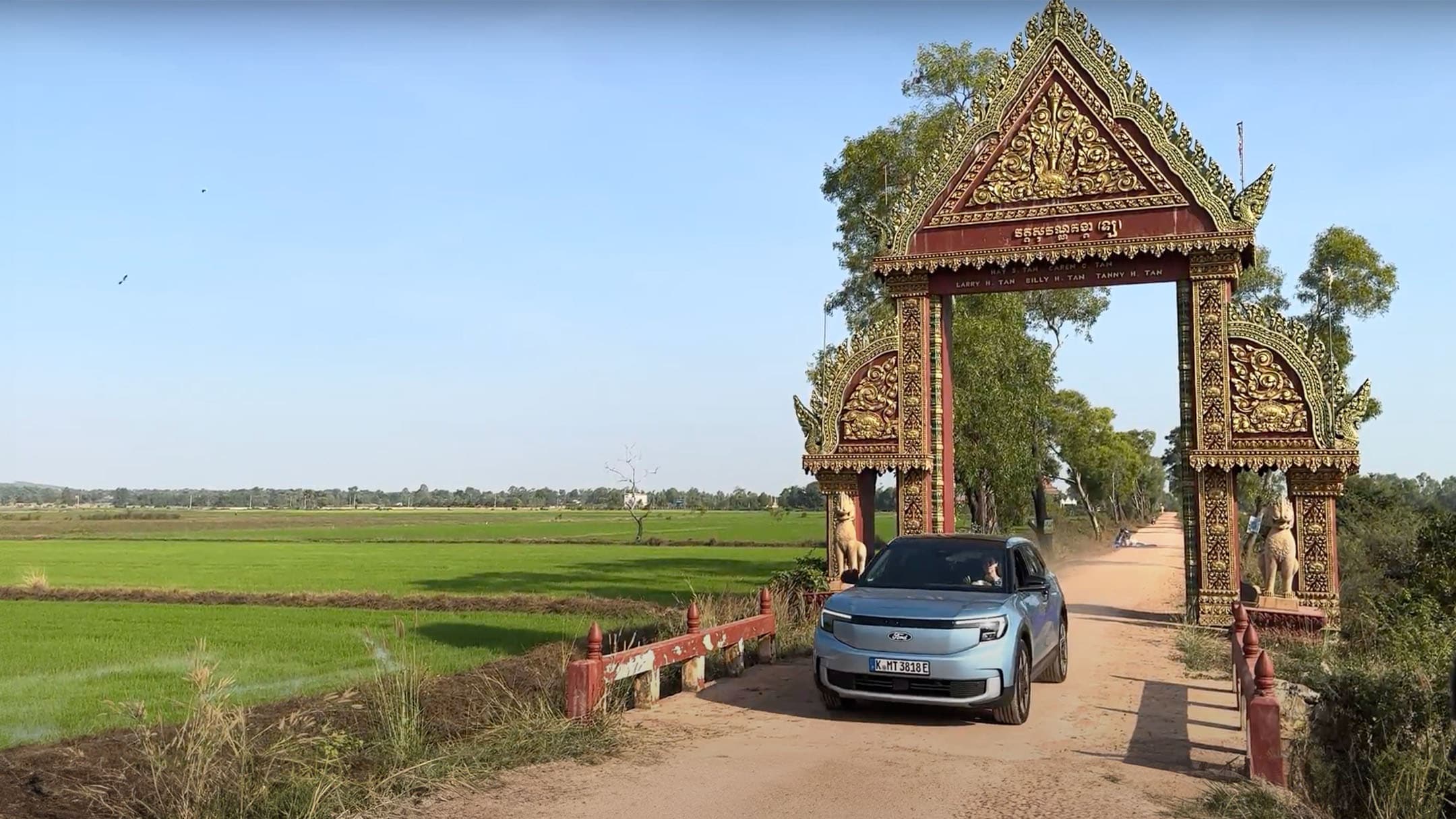 Ford Explorer unter einem Tor in Kambodscha.