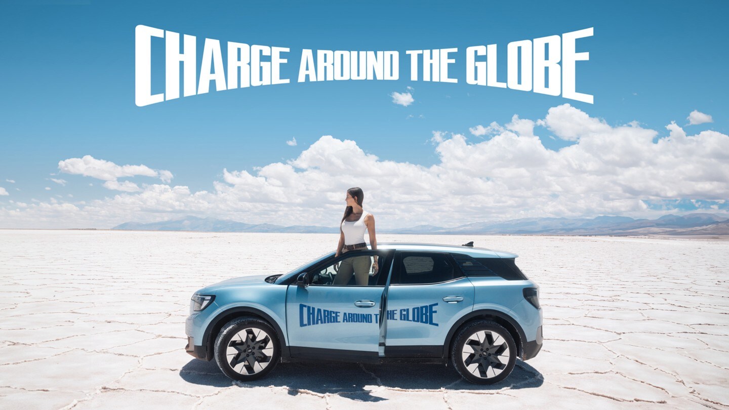 Lexie Limitless und der vollelektrische Ford Explorer in Blau, stehend in einer Wüste