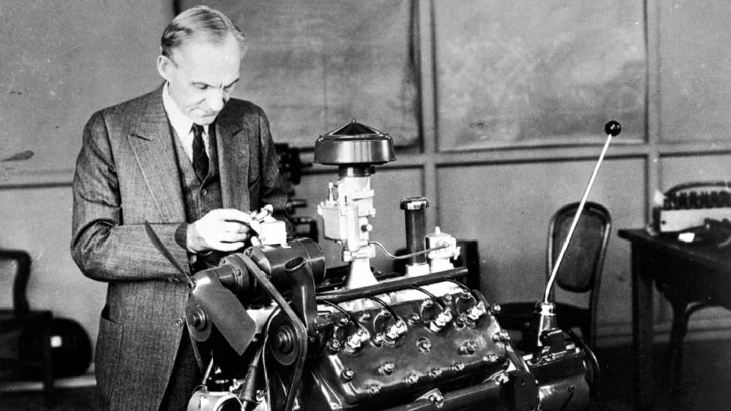 Henry Ford inspiziert Ford Motor