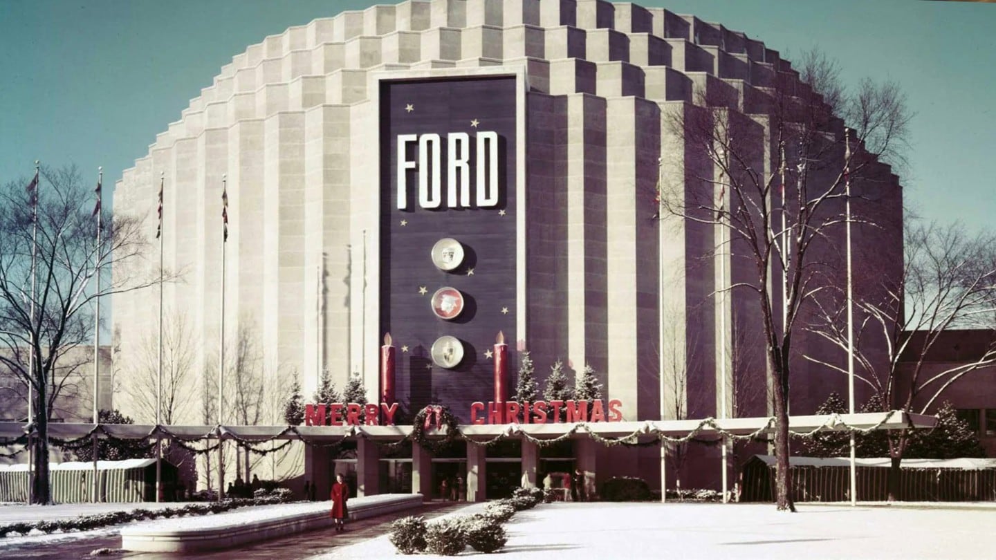 Ford Fabrik mit „Merry Christmas“-Schild davor