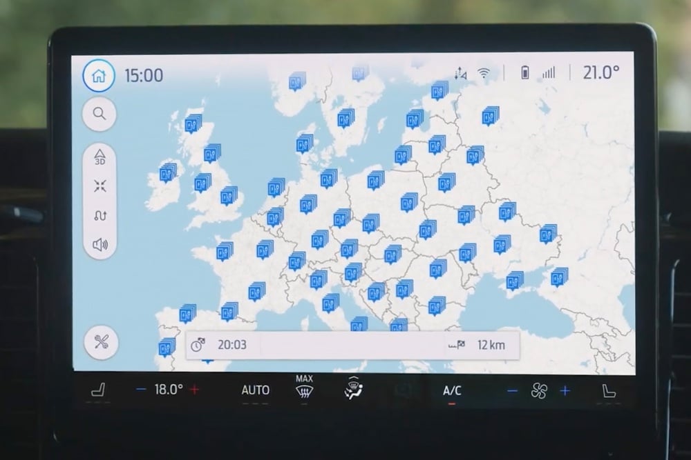 Der Touchscreen in einem Ford Fahrzeug zeigt eine Europakarte mit markierten Ladestationen." draggable="false" title="Der Touchscreen in einem Ford Fahrzeug zeigt eine Europakarte mit markierten Ladestationen.