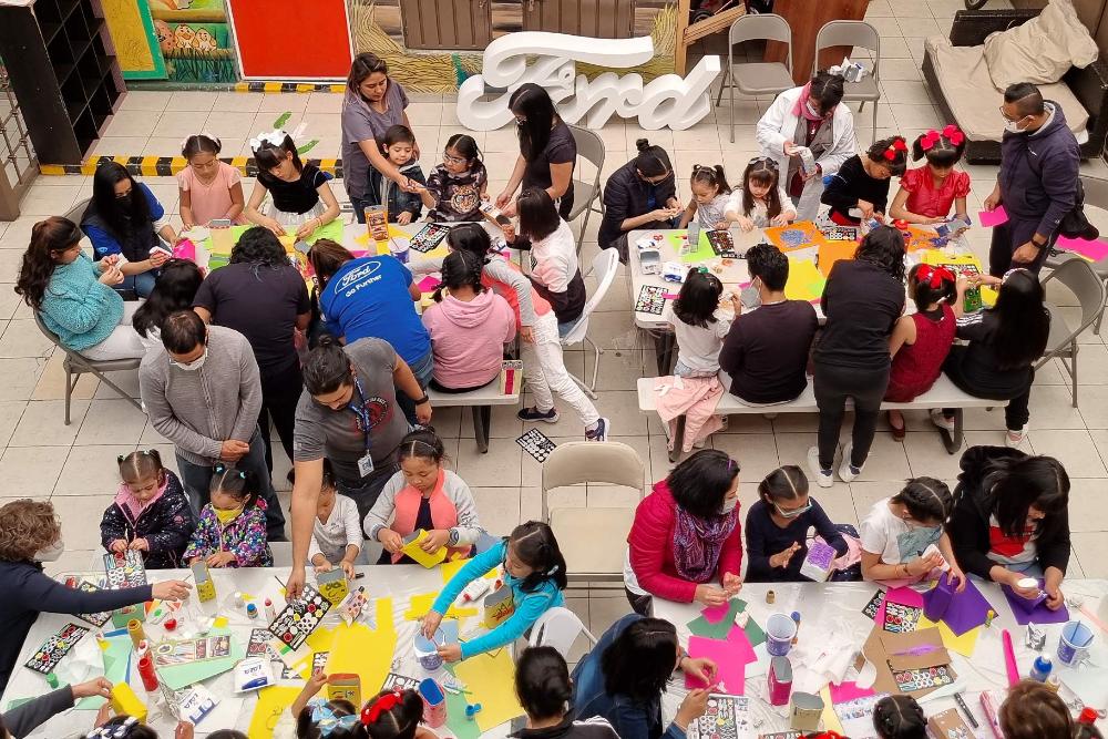 Kinder beim Basteln und Spielen auf einer Ford‑Philanthropie‑Community‑Veranstaltung." draggable="false" title="Kinder beim Basteln und Spielen auf einer Ford‑Philanthropie‑Community‑Veranstaltung.