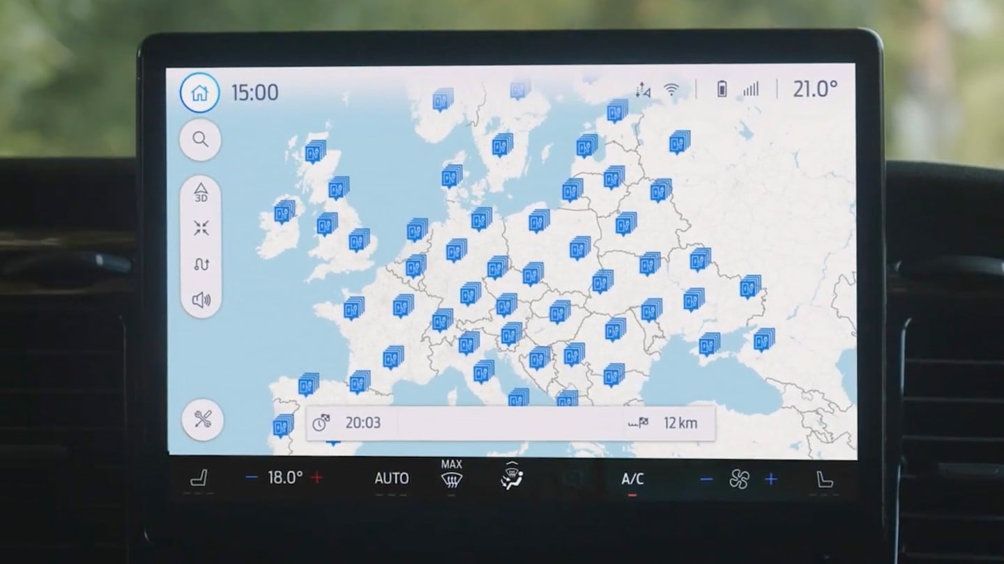 Multifunktionsdisplay zeigt Europakarte mit markierten BlueOval™ Ladestationen