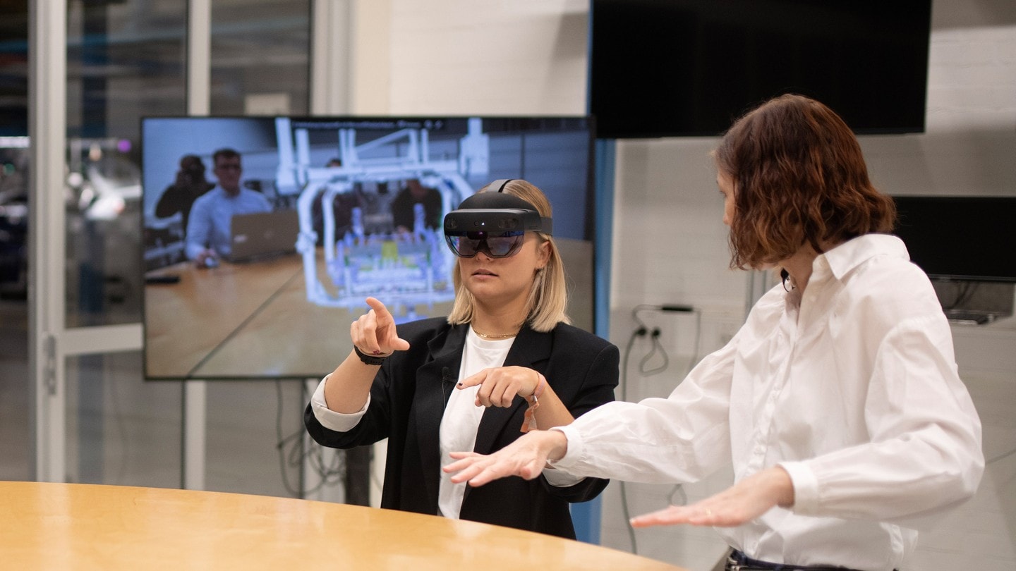 Zwei Frauen erarbeiten Lösungen mit Hilfe einer VR-Brille