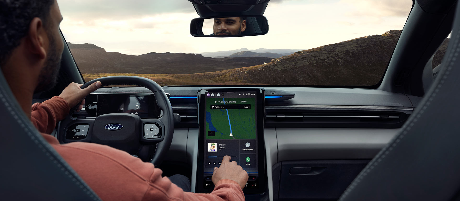 Ford Explorer Innenraum. Detailansicht Lenkrad und Touchscreen.