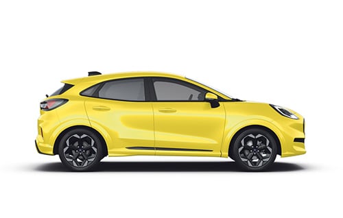 Ford Puma Gen-E in Gelb. Seitenansicht, stehend vor einem weißen Hintergrund.