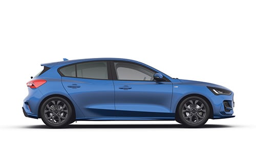 Ford Focus in Blau. Seitenansicht, stehend vor einem weißen Hintergrund.