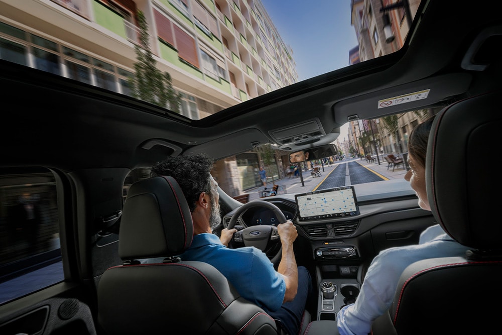 Ford Kuga Innenraum. Blick auf vordere Sitzreihe und Panoramadach. 