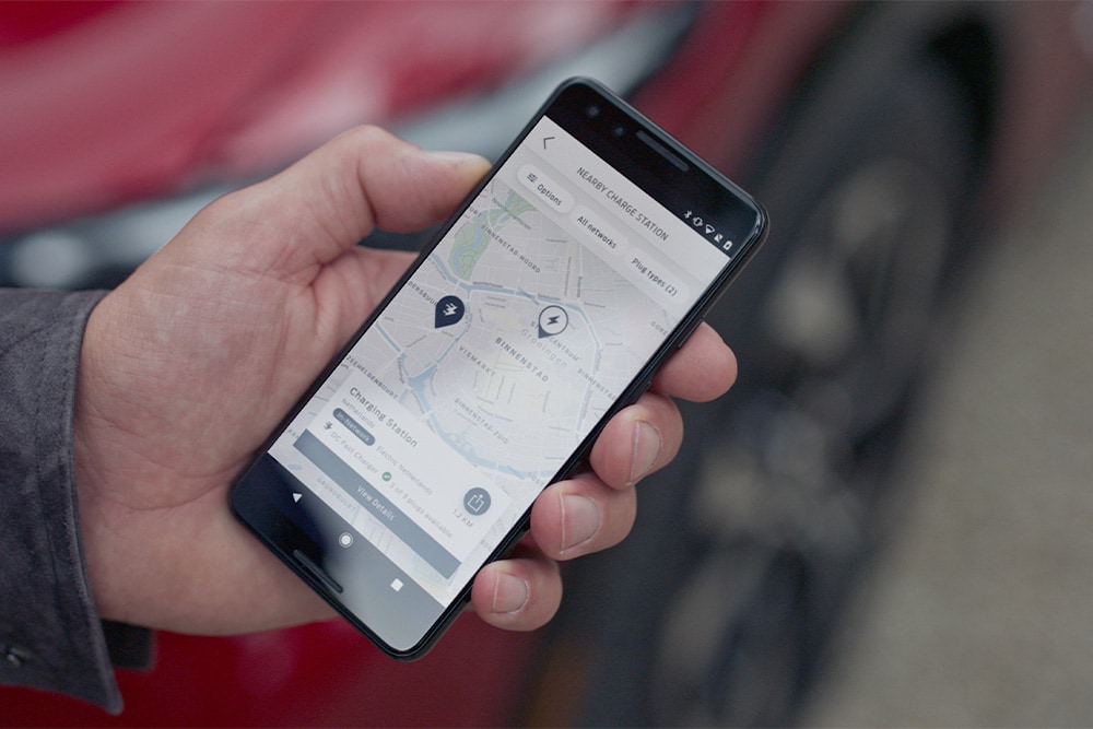 Person hält Smartphone in der Hand.