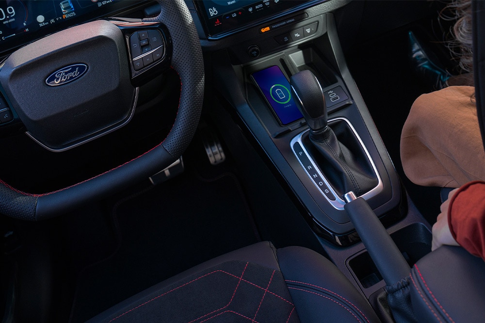 Ford Puma Innenraum. Detailansicht Lenkrad und Automatikgetriebe.