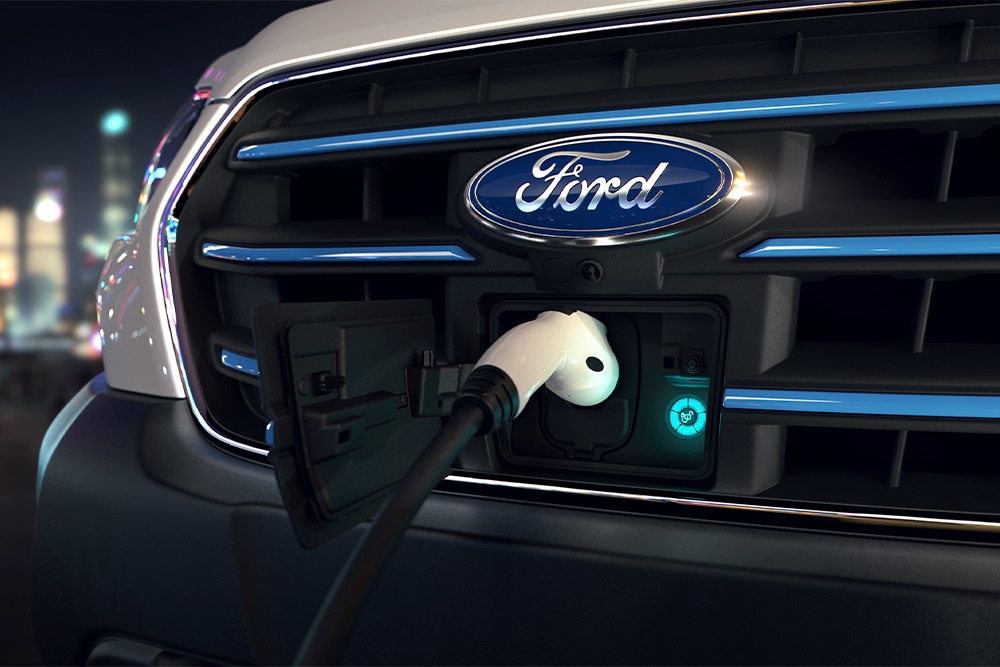 Ford E-Transit in Silber. Detailansicht des Ladeanschluss. 