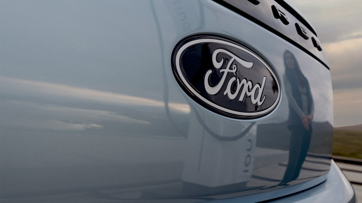 Ford Explorer in Blau. Detailansicht Kühlergrill mit Logo.