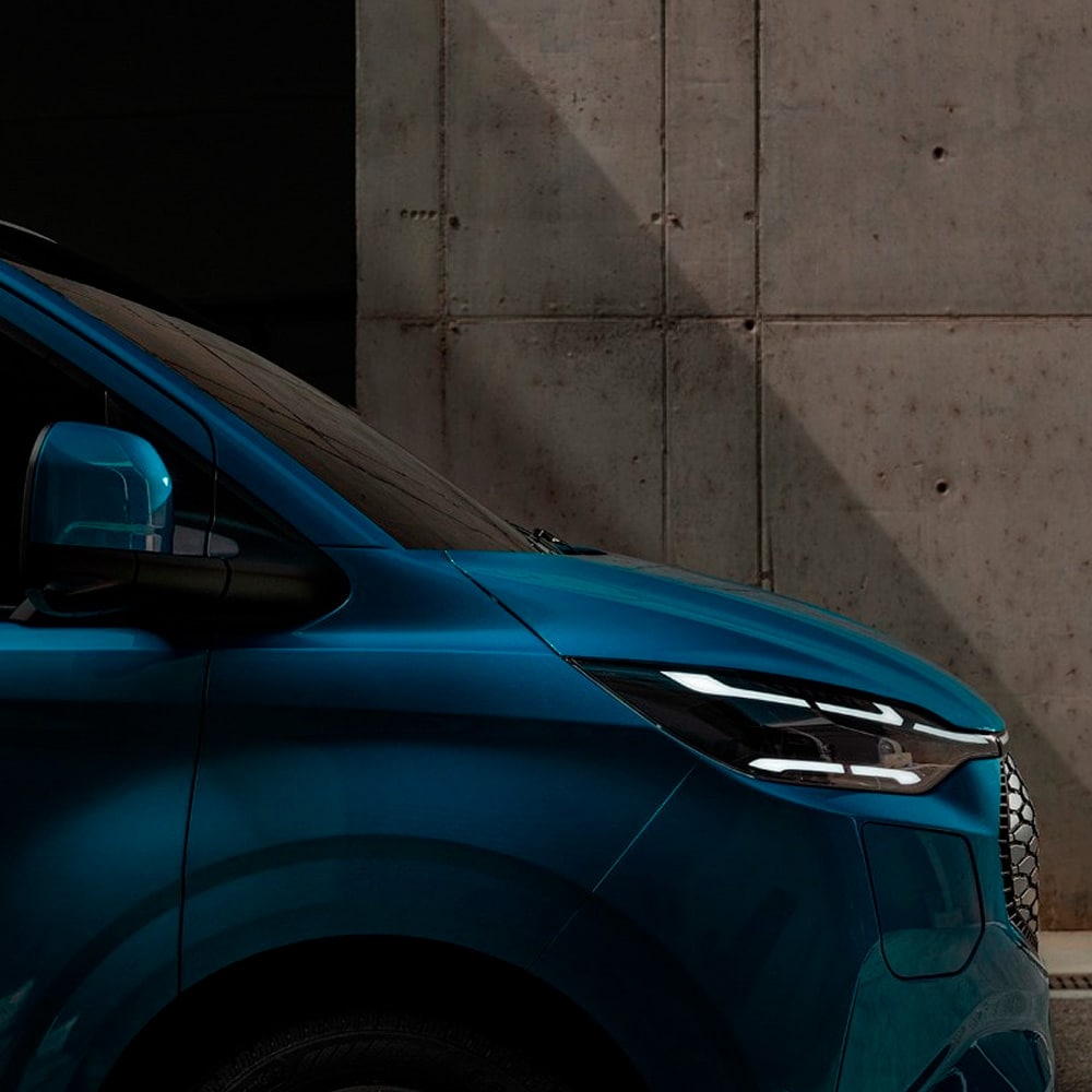Ford Transit Custom in Blau. Detailansicht Scheinwerfer.