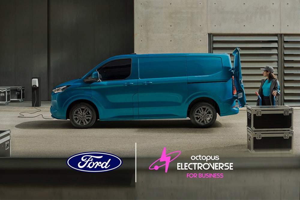 Ford E-Transit Custom in Blau. Seitenansicht, lädt an einer Wallbox auf. Unten ist das BlueOval™ Charge Network x Octopus Electroverse Logo zu sehen.