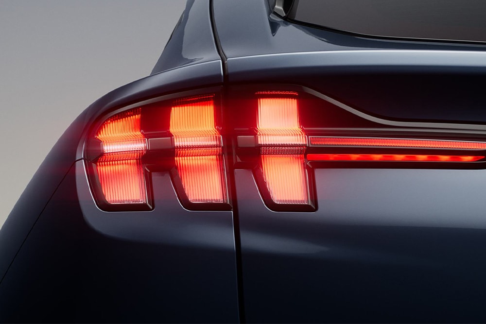 Ford Elektrofahrzeug in Grau. Heckansicht mit Nahaufnahme der Heckleuchten.