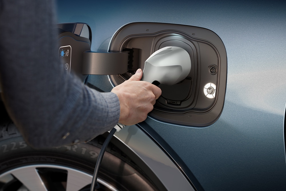 Nahaufnahme einer Person, die ein Ford Elektrofahrzeug auflädt.