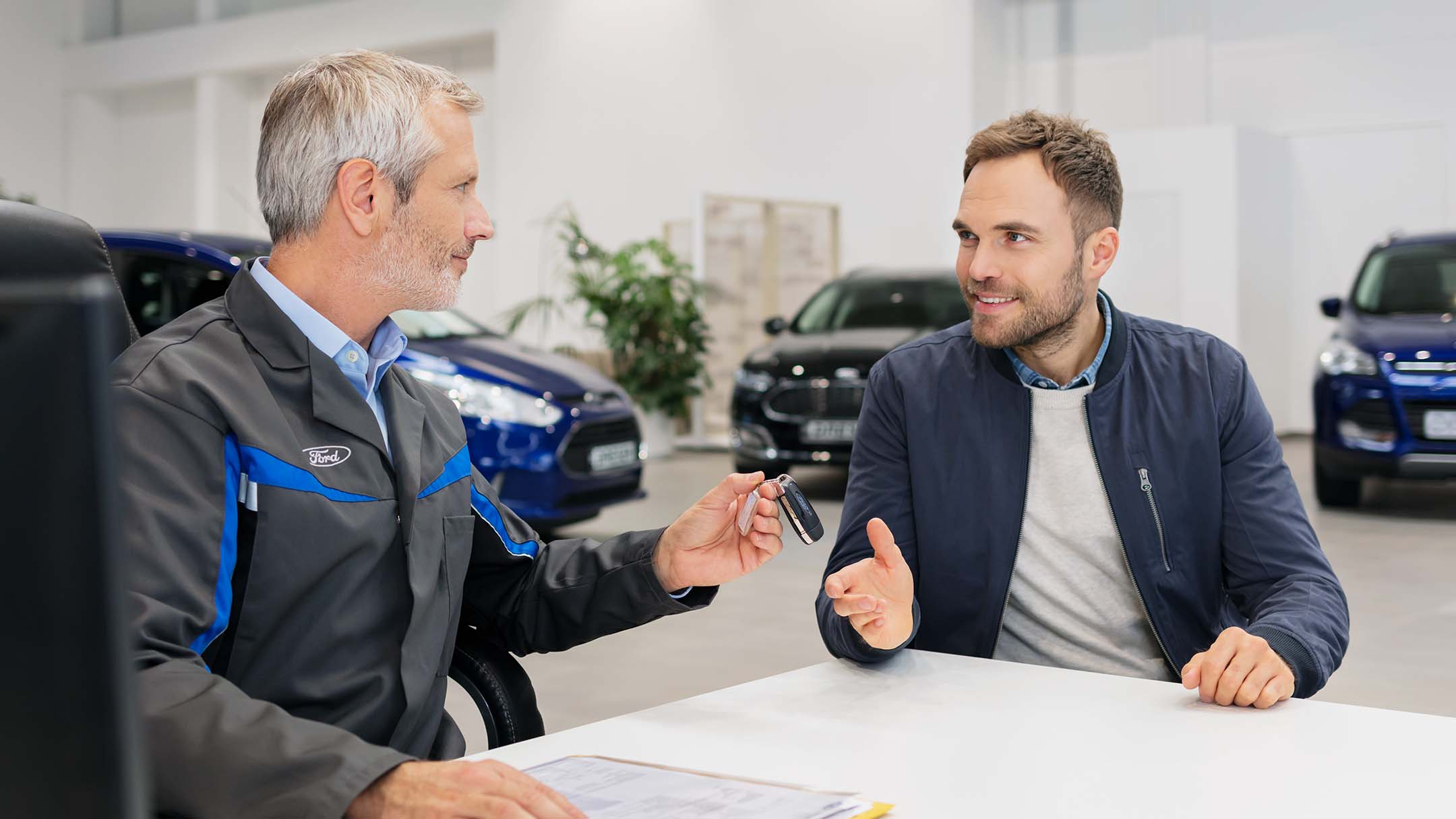 Kunde mit einem Mechaniker beim Beratungsgespräch