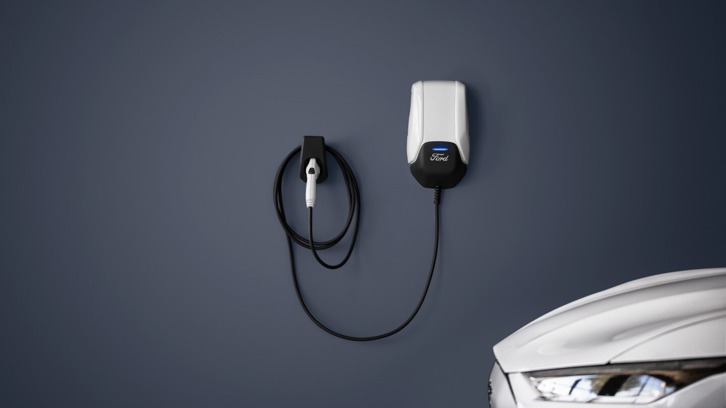 Ford Connected Wallbox an einer dunklen Wand