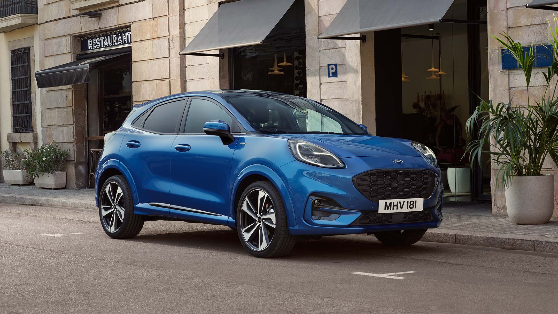 Ford Puma Mild-Hybrid in Blau. Dreiviertelansicht, parkend am Straßenrand