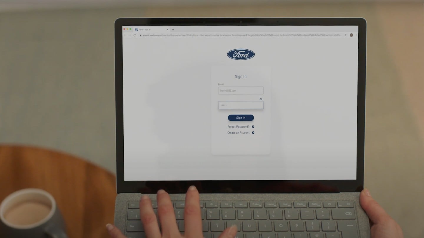Computerbildschirm mit Anmeldeformular für den Ford Account
