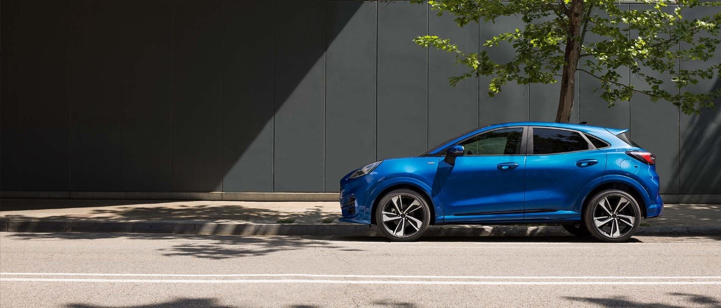 Ford Puma in Blau. Seitenansicht, geparkt