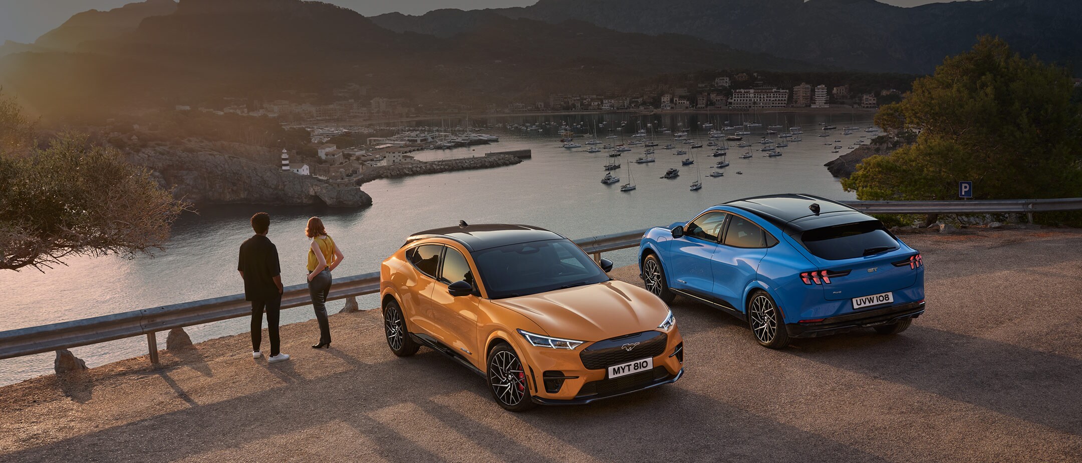 Zwei Ford Fahrzeuge in Orange und Blau parken nebeneinander