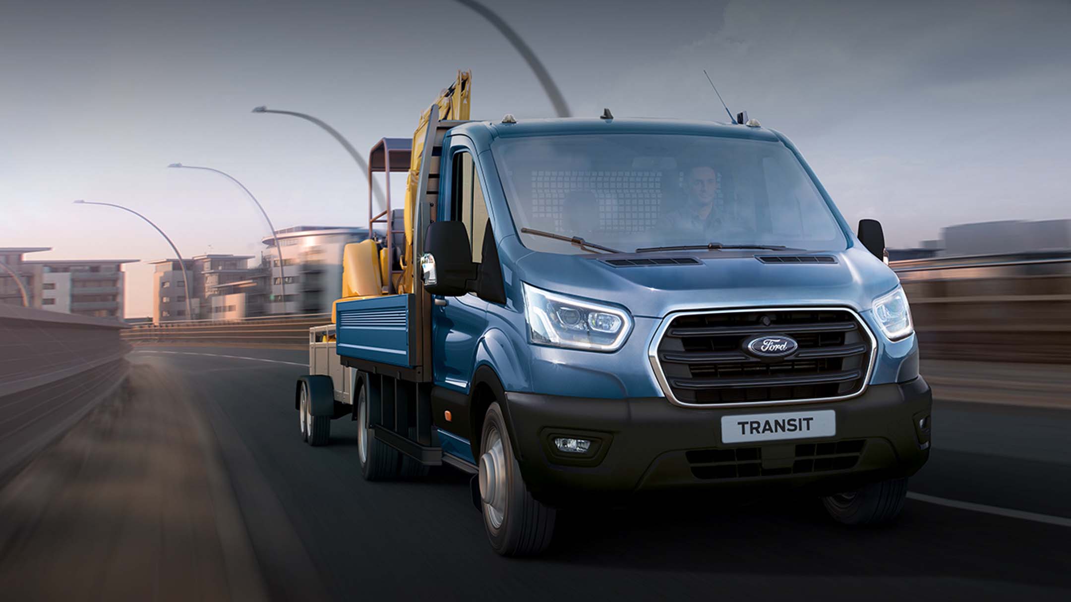 Ford Transit Pritsche in Blau. Frontansicht, auf einer Autobahn