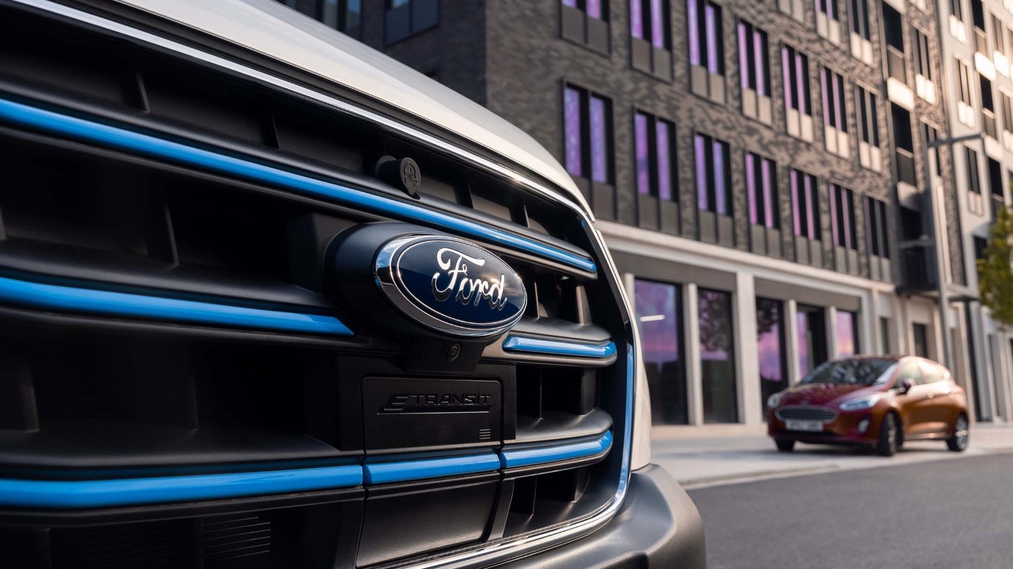 Detailansicht Kühlergrill mit Ladeklappe des Ford E-Transit