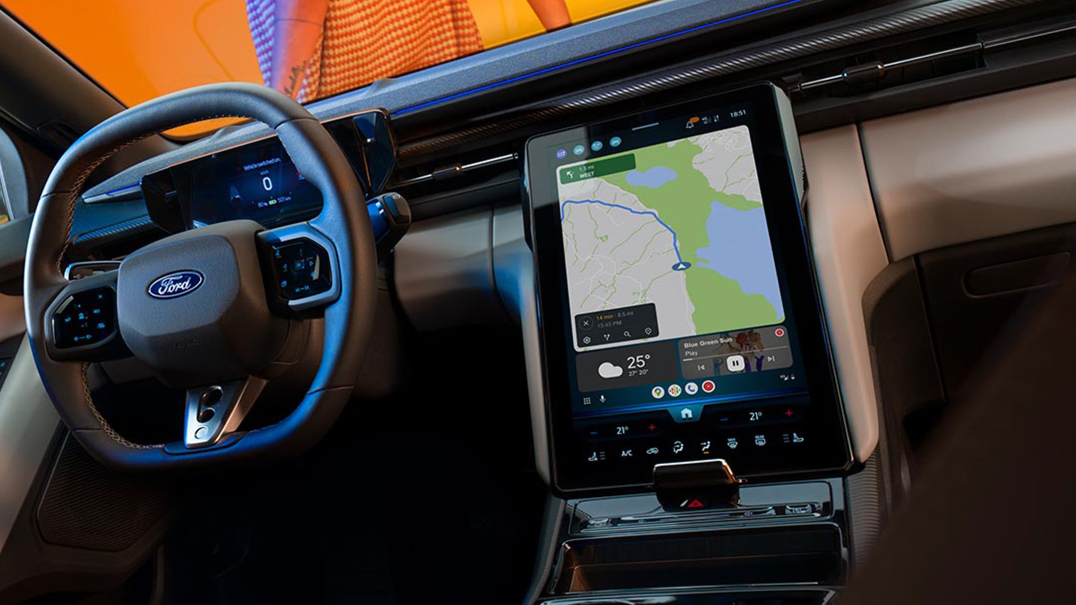 Ford Capri Innenraum. Ansicht des Lenkrads und SYNC Move-Touchscreens.