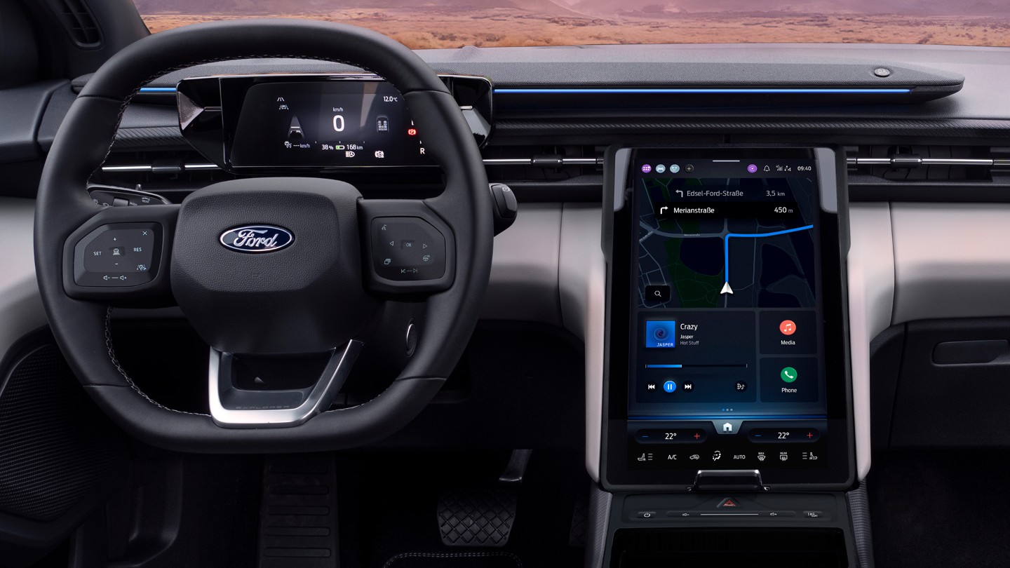 Ford Explorer Innenraum. Detailansicht auf das Lenkrad und den SYNC Move-Touchscreen.