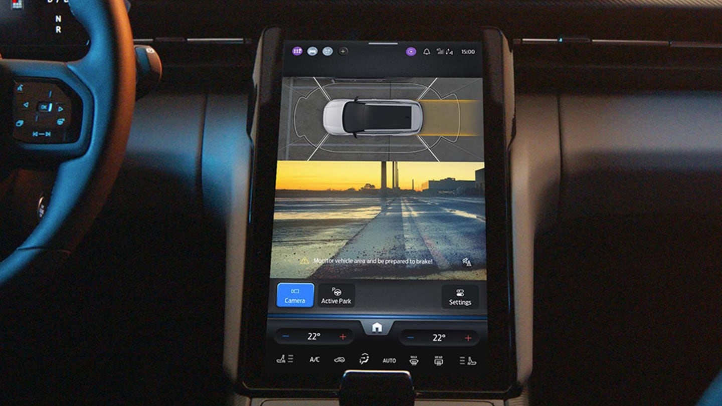 Nahaufnahme des SYNC Move-Touchscreens im Ford Explorer mit 360°-Kamera.