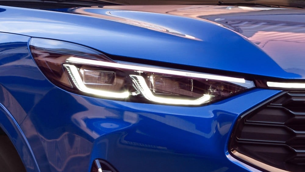 Ford Kuga in Blau. Nahaufnahme des vorderen Scheinwerfers.