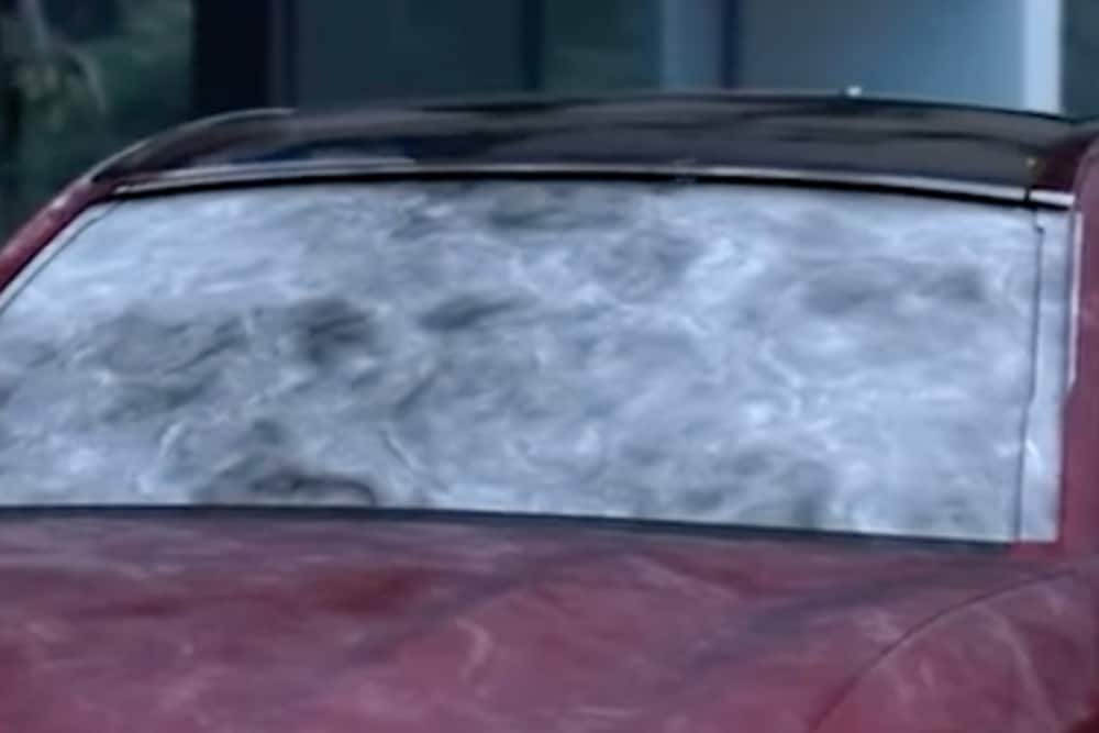 Nahaufnahme einer vereisten Windschutzscheibe eines Ford Mustang Mach-E im Winter.