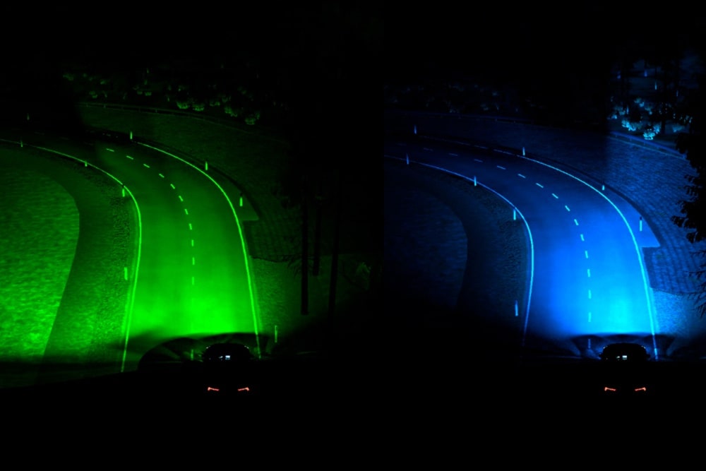 Zwei Abbildungen demonstrieren die dynamischen Scheinwerfer - mit einem grünen Licht und einem blauen Licht.