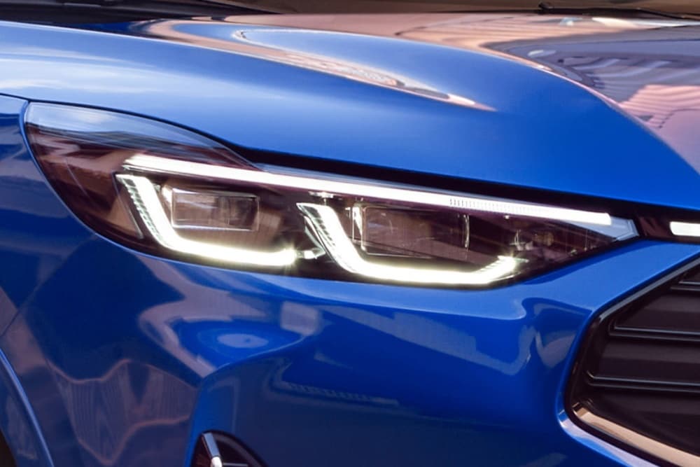 Ford Kuga in Blau. Nahaufnahme des vorderen Scheinwerfers.