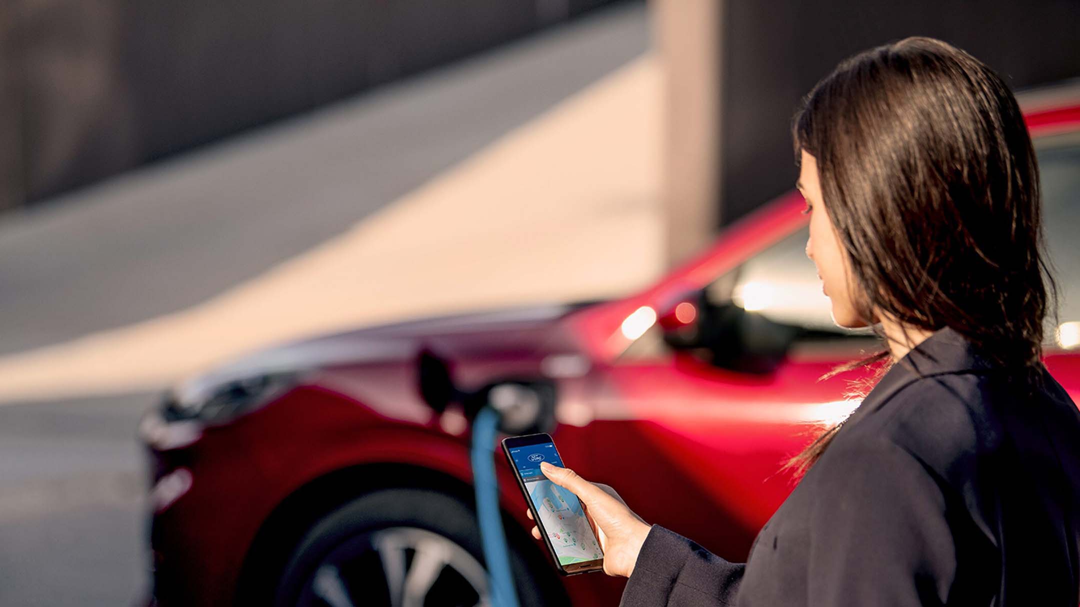 Frau hält ein Smartphone in der Hand