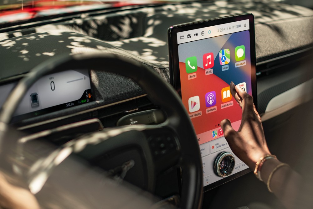 Ansicht Fahrzeuginnenraum, Blick auf den Ford SYNC 4A-Touchscreen und Lenkrad