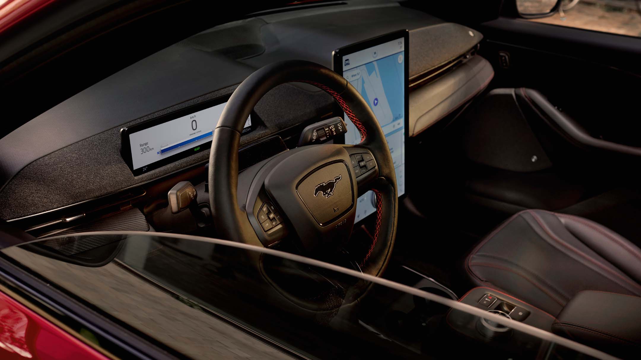 Ford Mustang Mach-E Innenraum. Ansicht durch das geöffnete Fenster