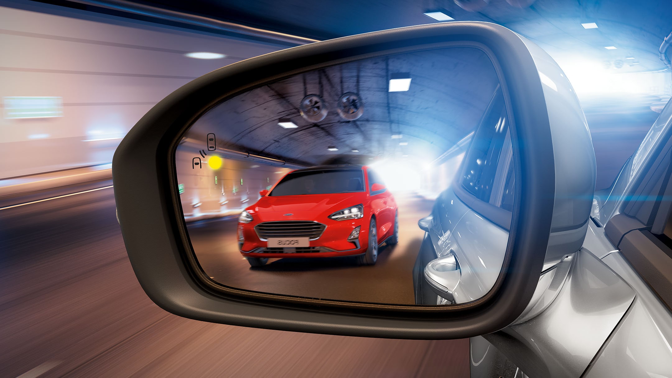 Ansicht eines roten Ford Focus in einem Seitenspiegel