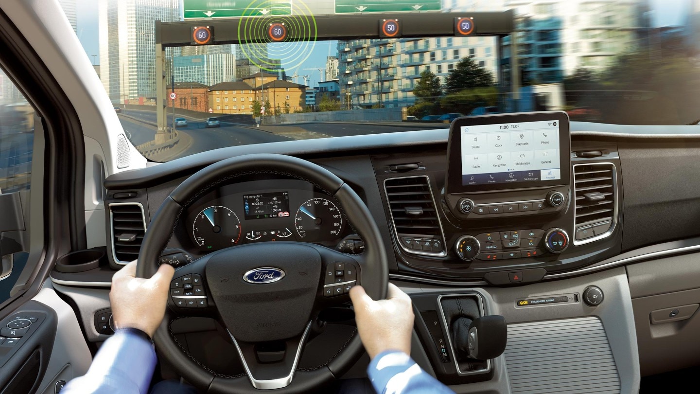 Fahrzeuginnenraum mit Fokus auf das Lenkrad, Visualisierung Verkehrsschild-Erkennungssystem